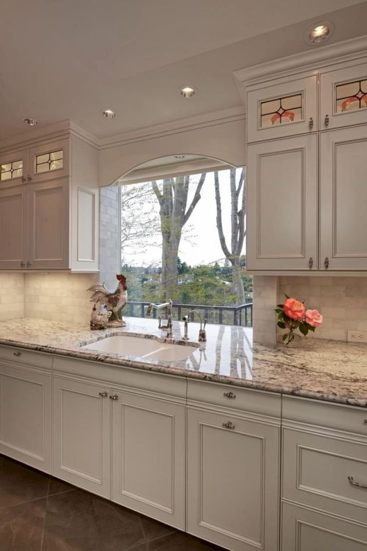 Фартук для белой классической кухни