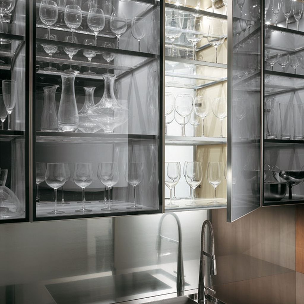 Витринная кухня. Кухня Ernestomeda Barrique. Кухня со стеклянными фасадами. Стеклянный шкаф на кухне с подсветкой. Витрина со стеклом на кухне.