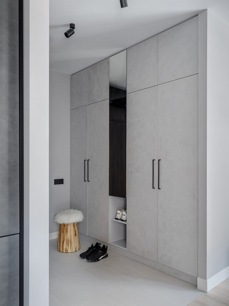 Серый шкаф в прихожую