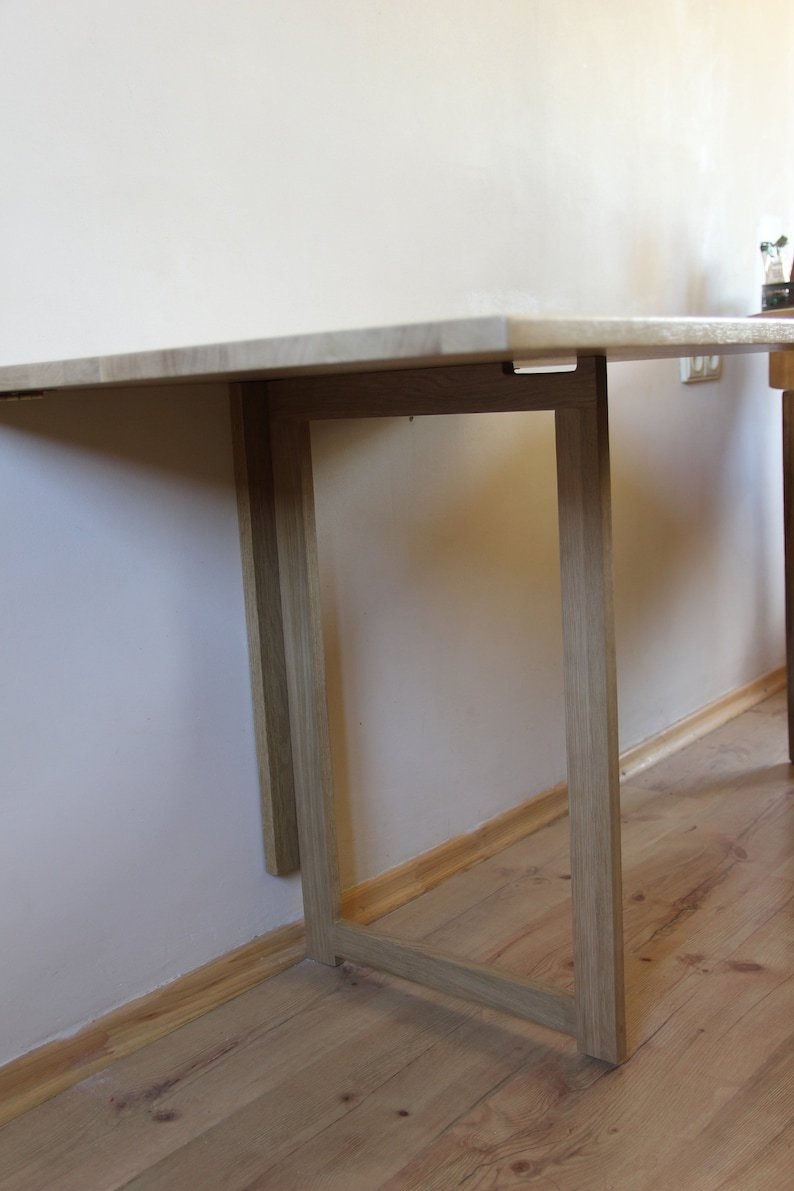 Стол с креплением к стене