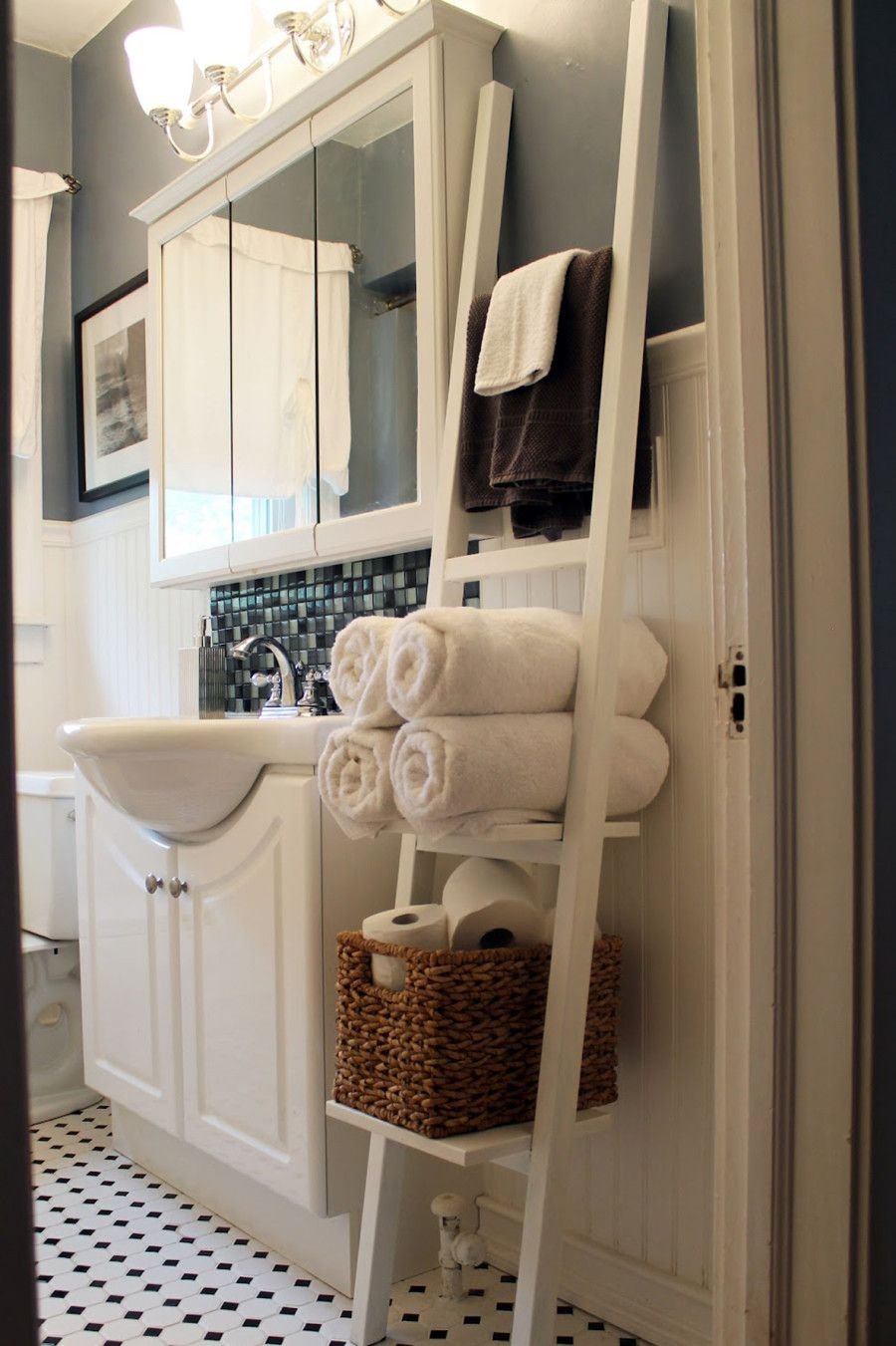 Шкафчик для полотенец в ванную