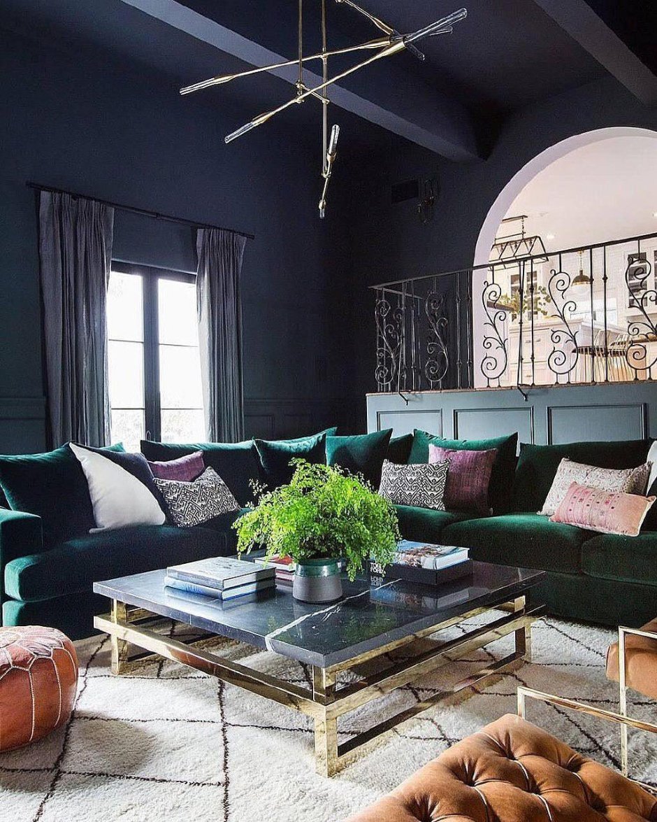 Зеленый диван в интерьере лофт