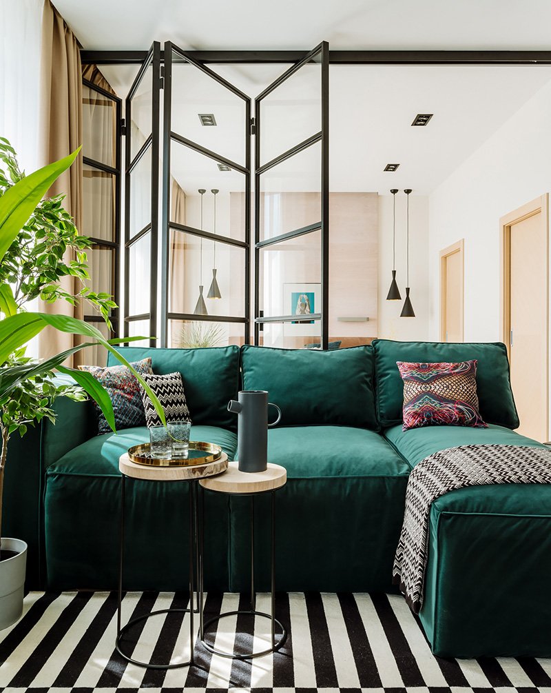 Зеленый диван в интерьере