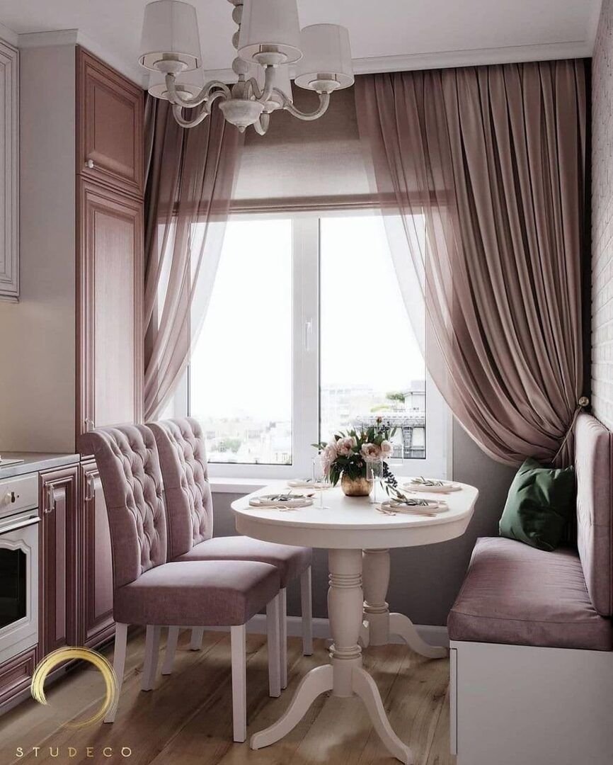 Пудровые шторы на кухне