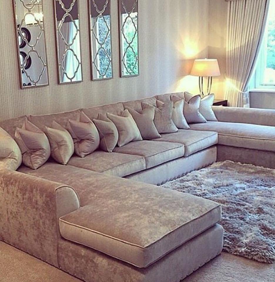 Светло коричневый ковер в гостиную