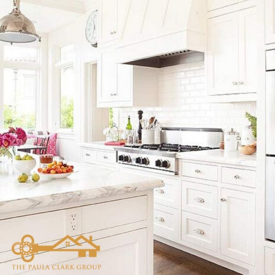 Интерьер кухни в белом цвете