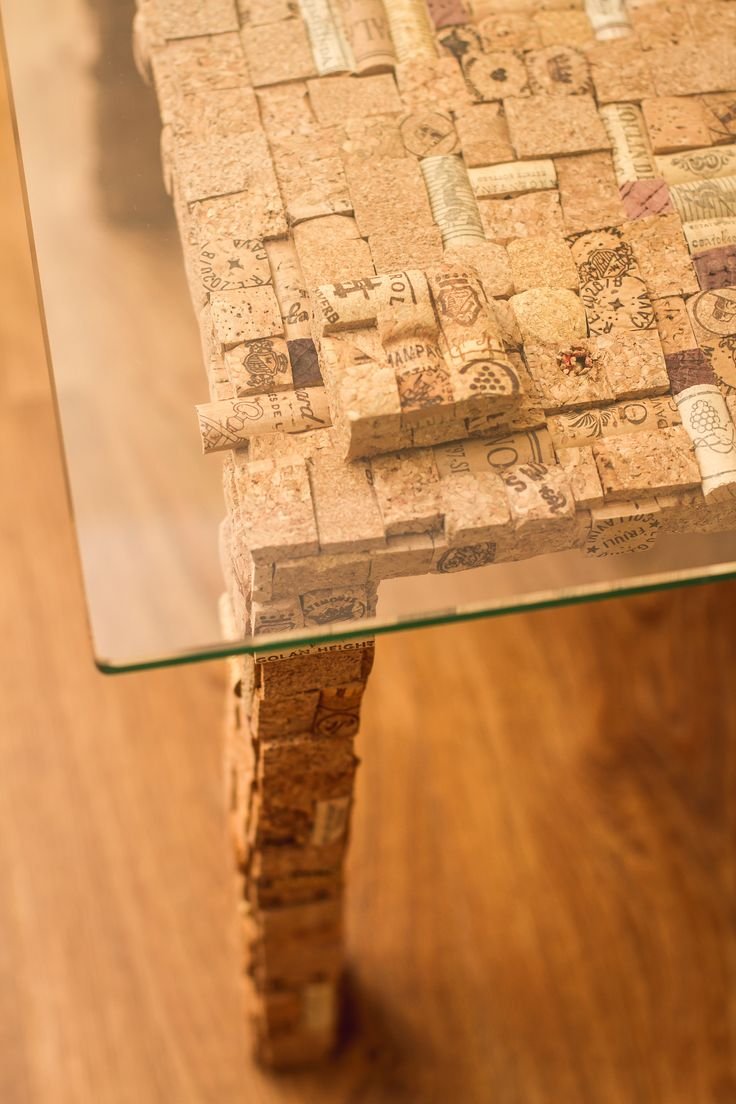 Столик их эпоксидно смолы и пробок