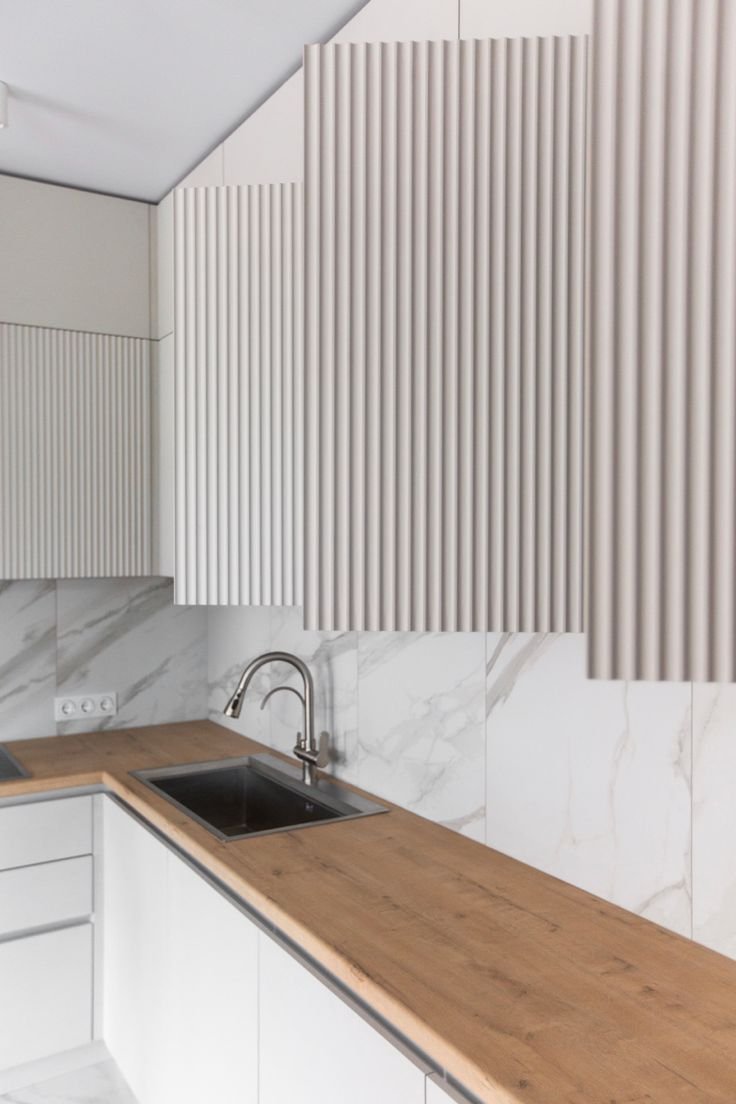 Современная кухня с фасадами волна