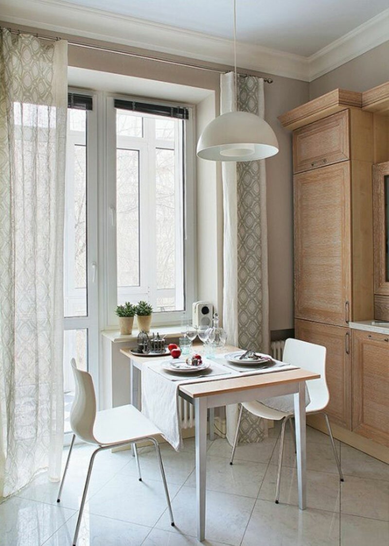 Кухня с выходом на балкон