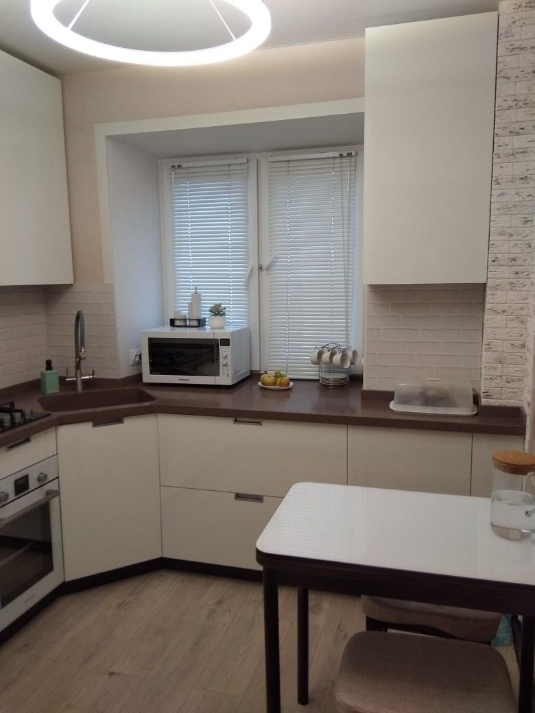 Кухонный гарнитур с подоконником столешницей