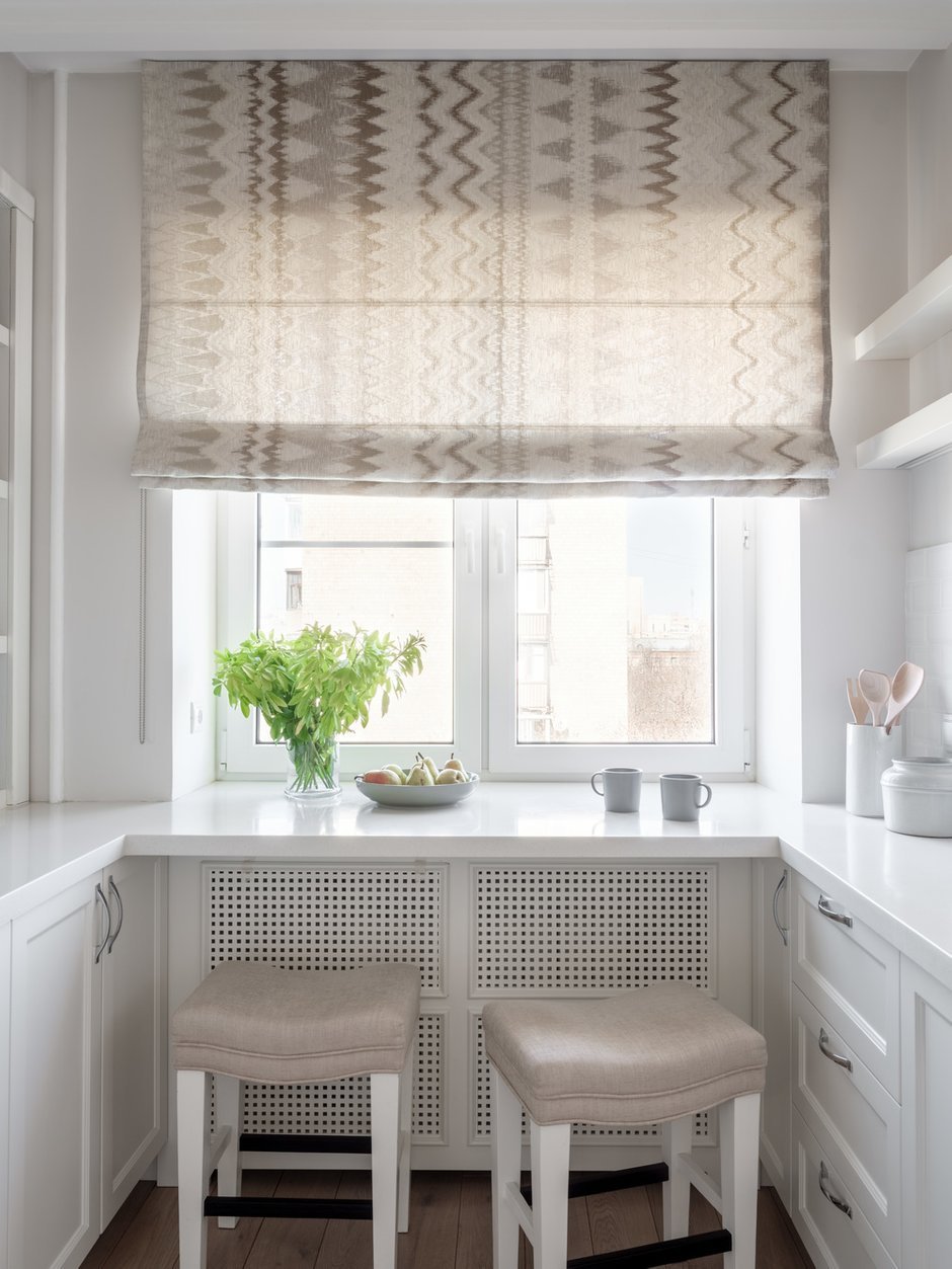 Кухня со столешницей у окна