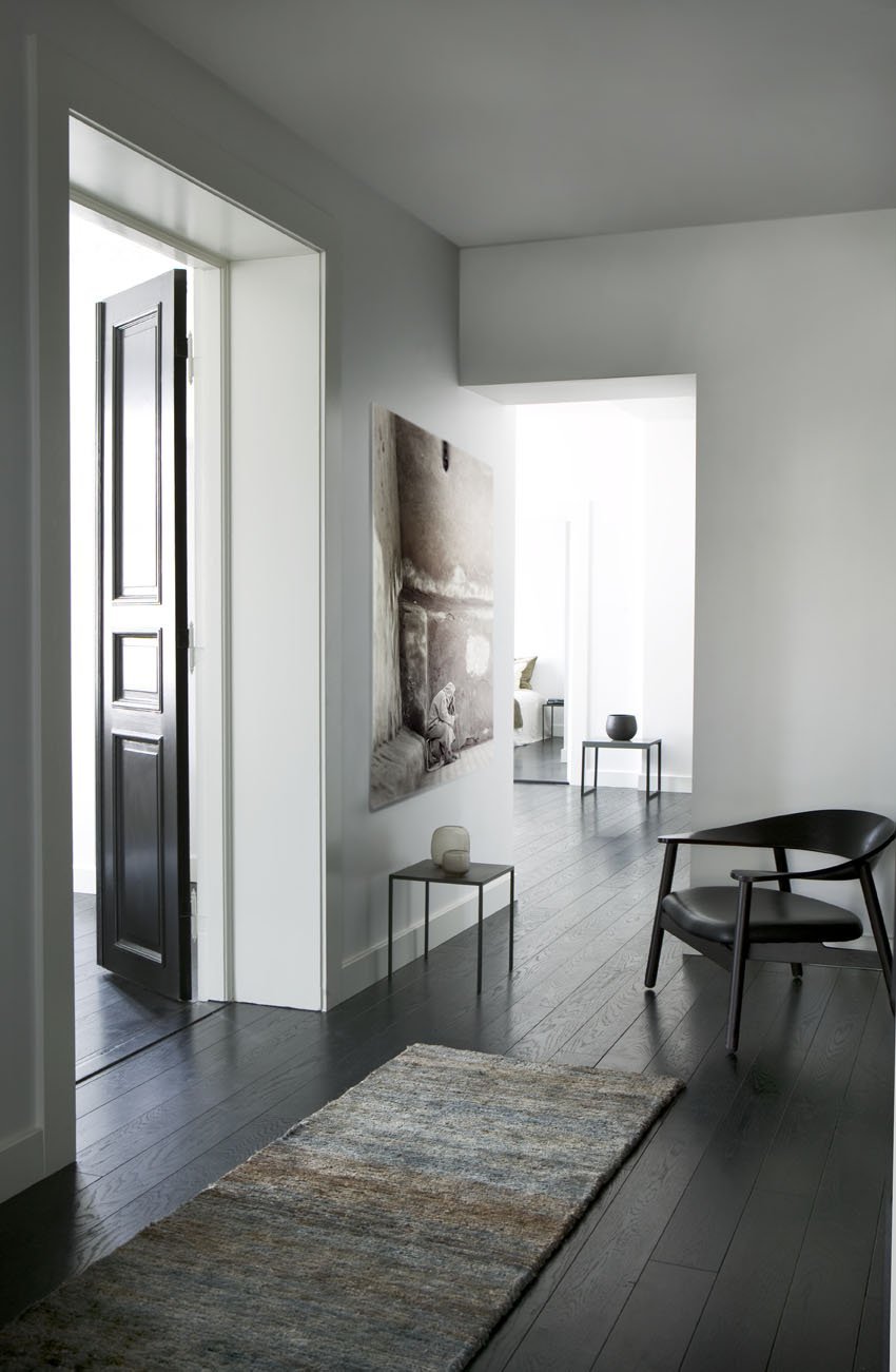 Серый пол в интерьере