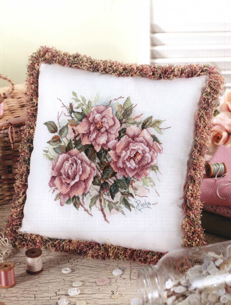 Красивые вышитые подушки