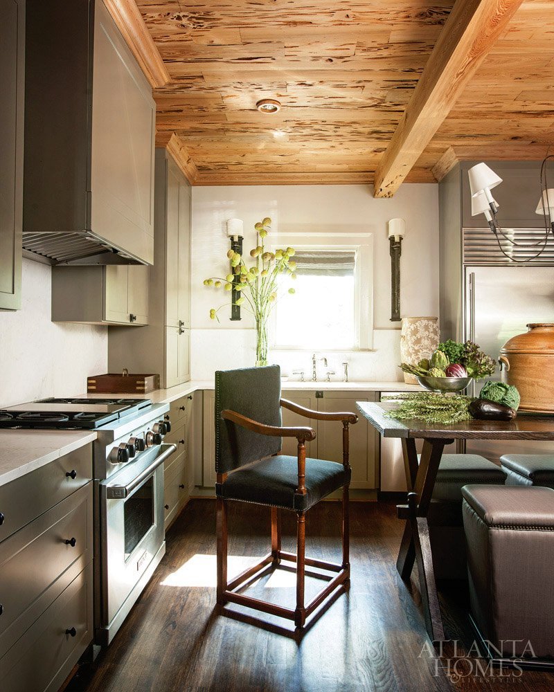 Деревянный потолок на кухне