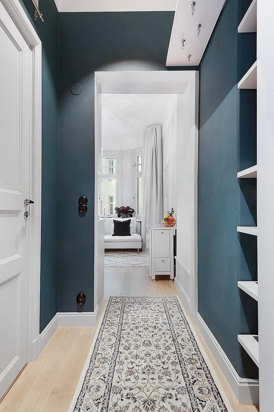 Интерьер узкой прихожей