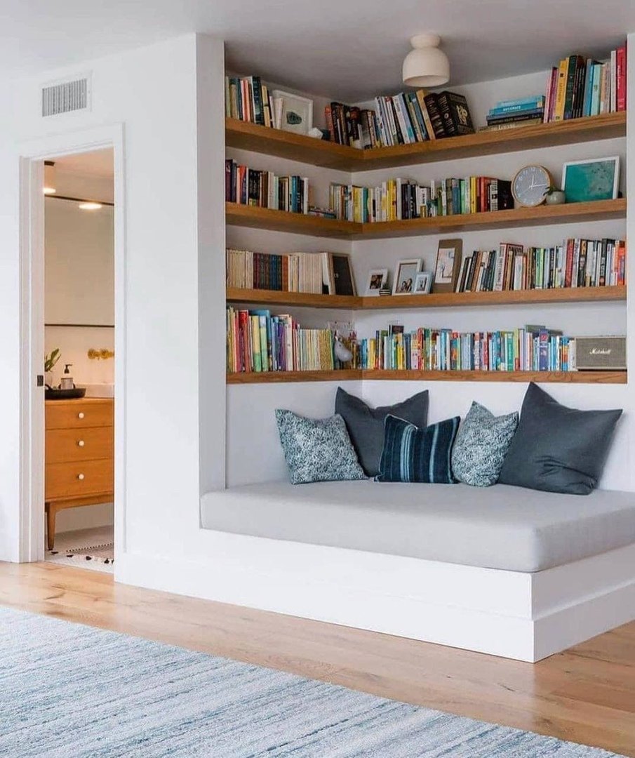 Гостиная с книжным шкафом