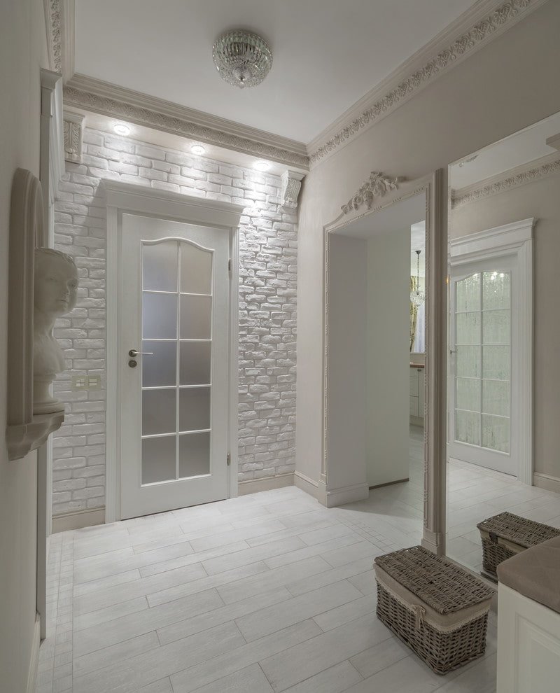 Кирпич в интерьере прихожей