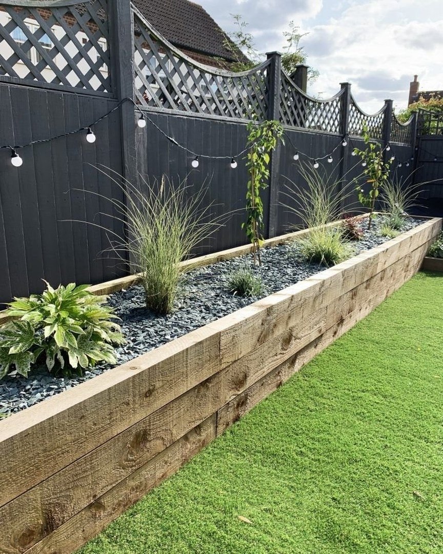 Цветник возле забора