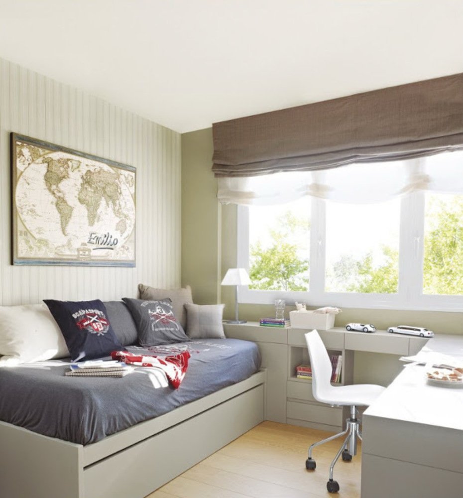 Уютная спальня с диваном