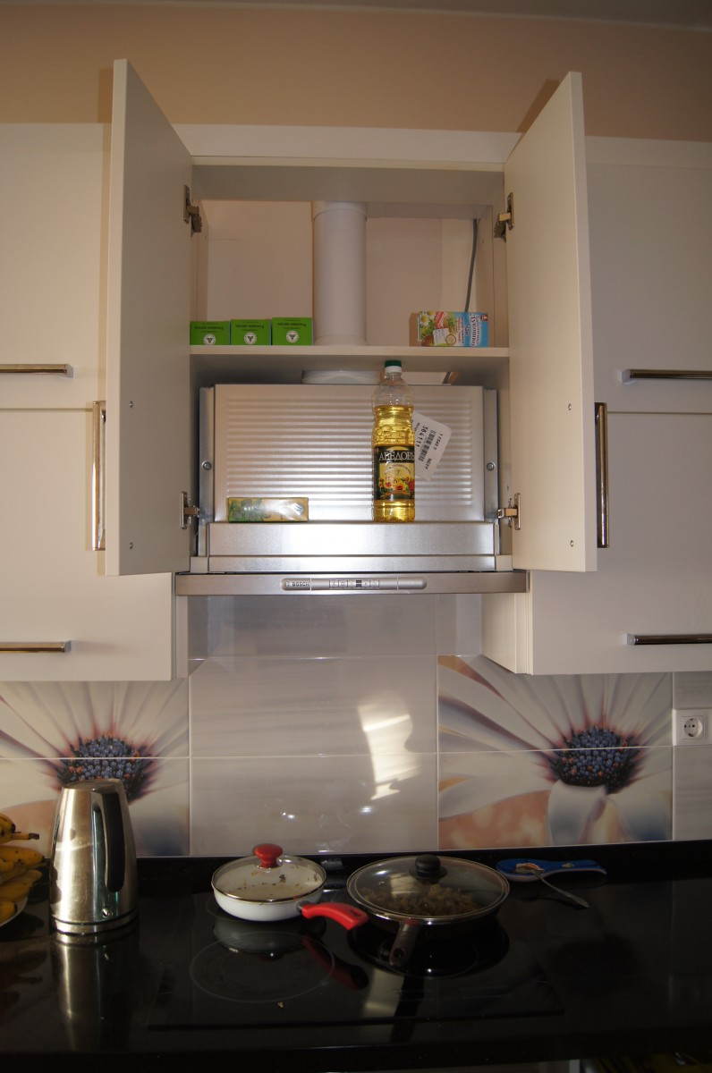 Шкаф над вытяжкой на кухне