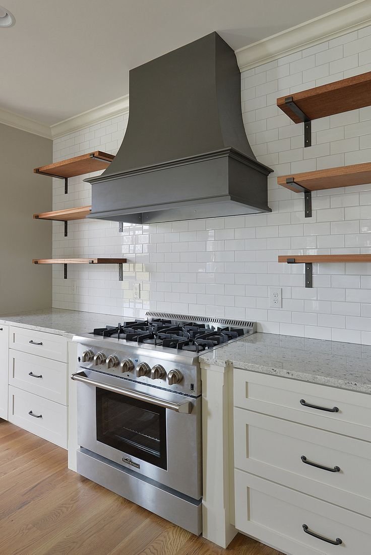 Кухни с вытяжками над плитой