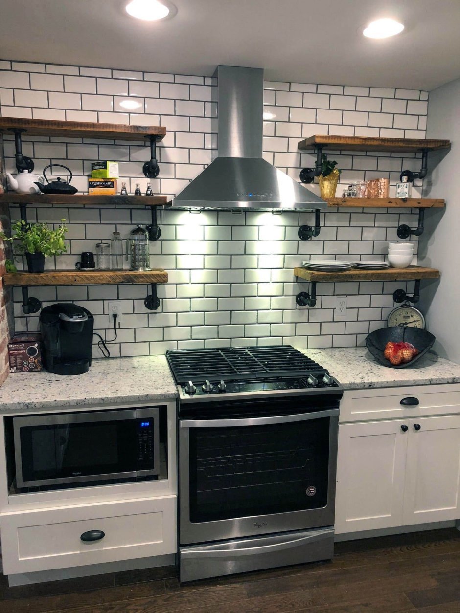 Вытяжка на кухне с полками