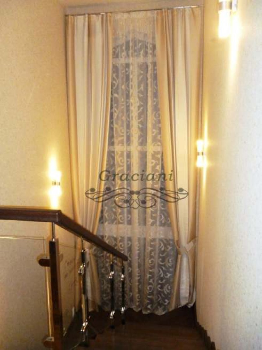 Занавески на лестничное окно