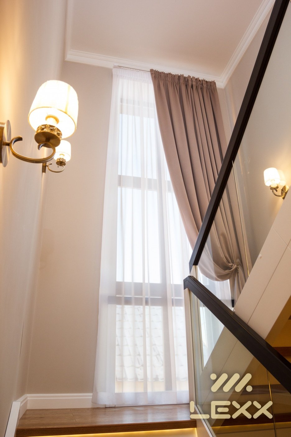 Шторы на лестницу