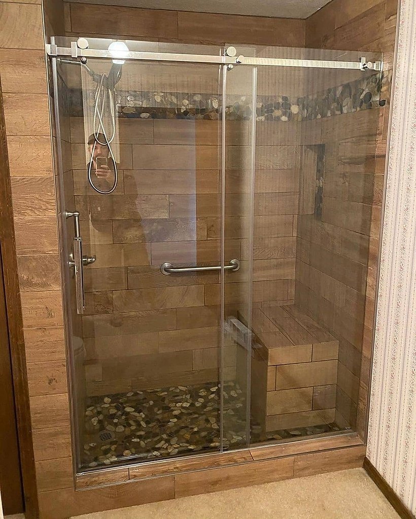 Душевые кабины из плитки и стекла