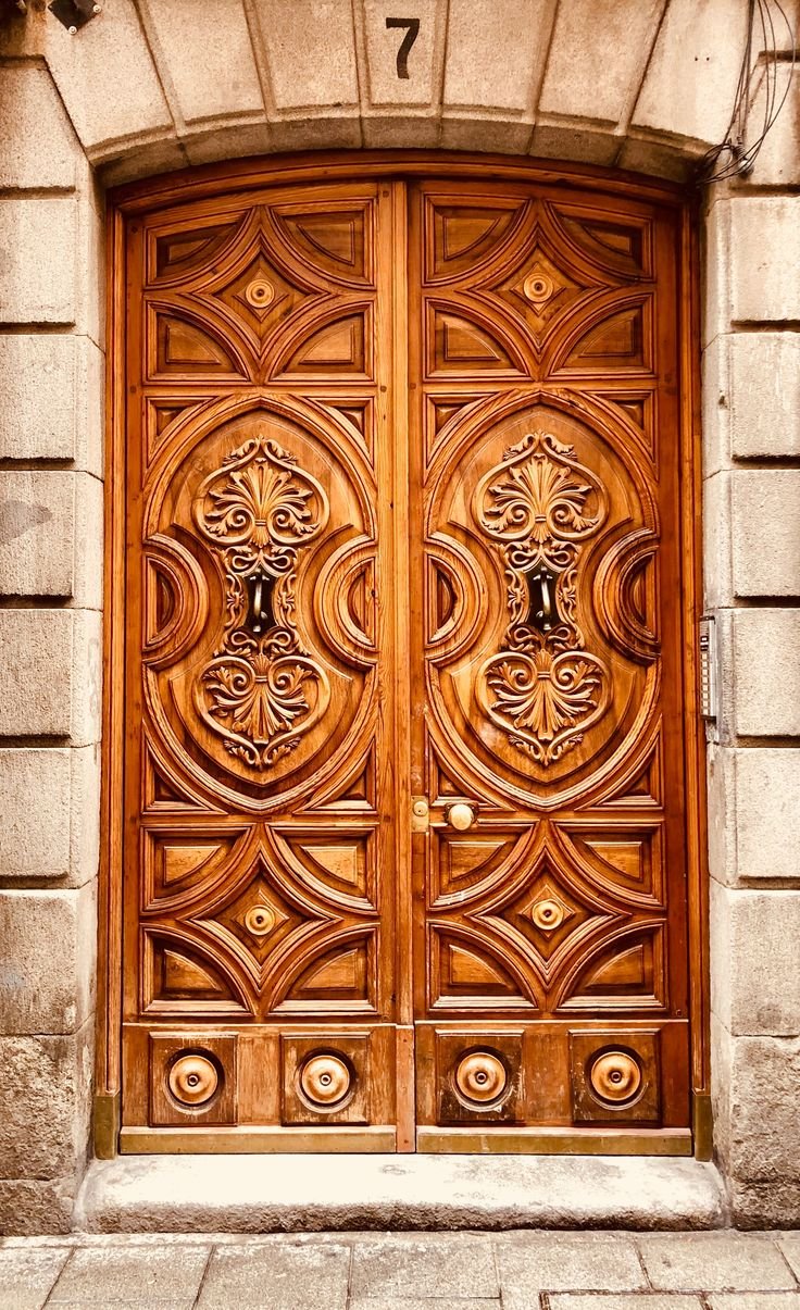 Деревянная дверь