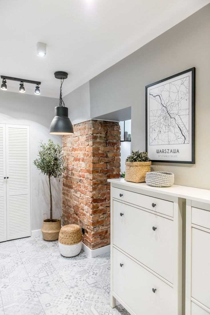 Кирпичная стена в прихожей