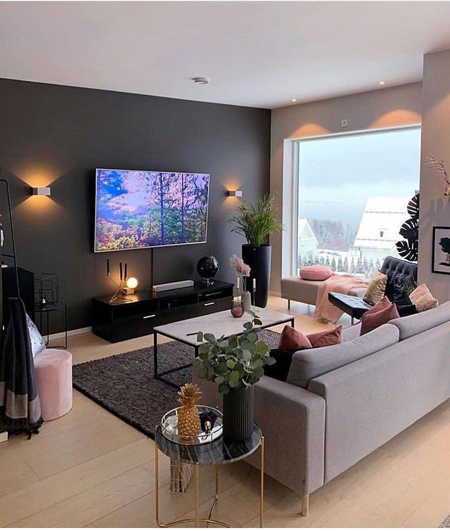 Большая гостиная с телевизором