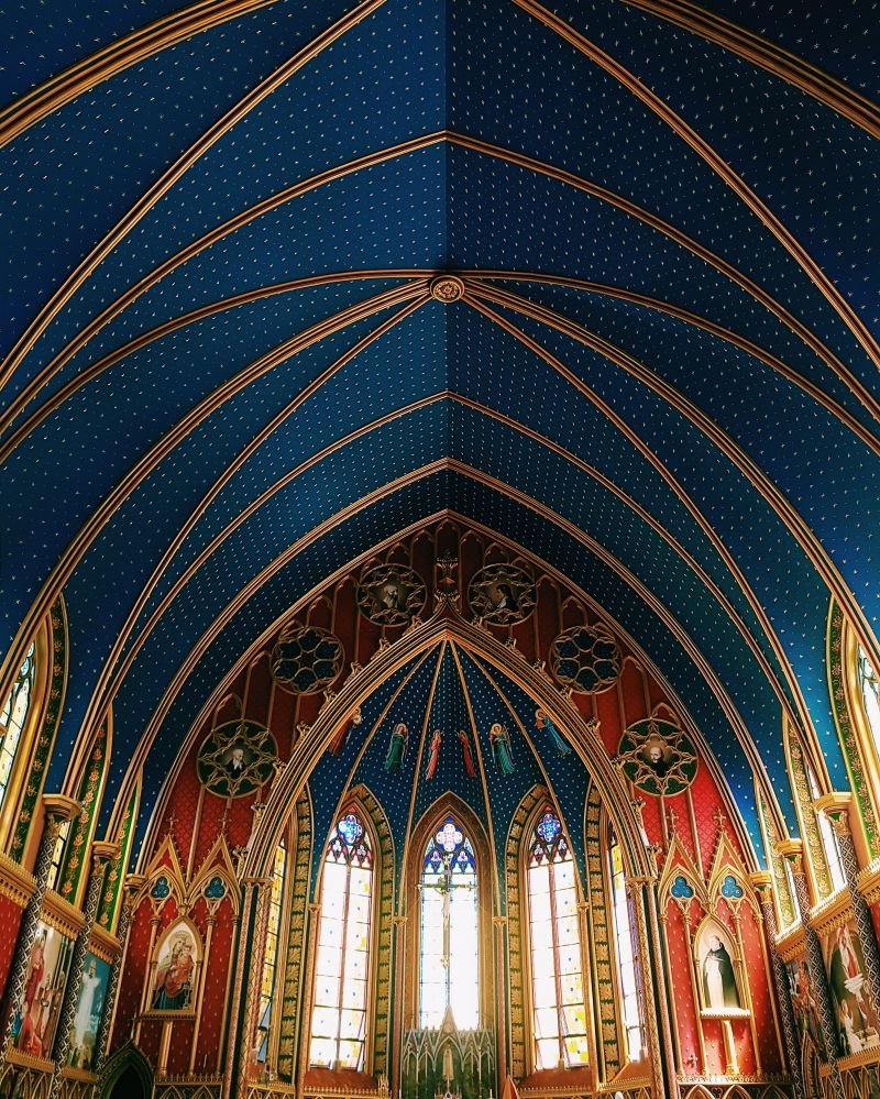 Сводчатый кессонный потолок