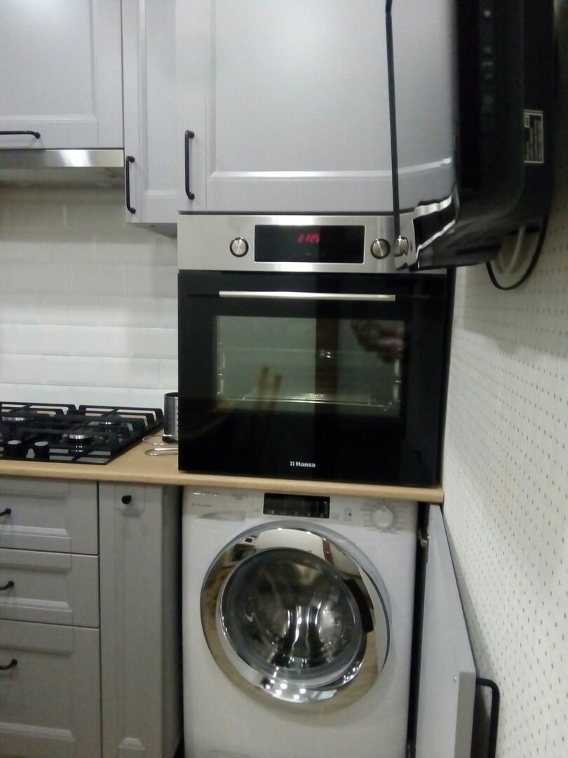 Духовой шкаф над стиральной машиной на кухне