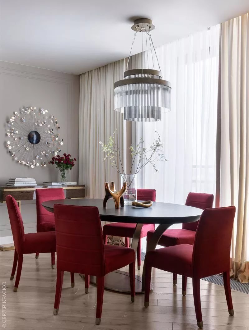 Подвесной светильник над обеденным столом