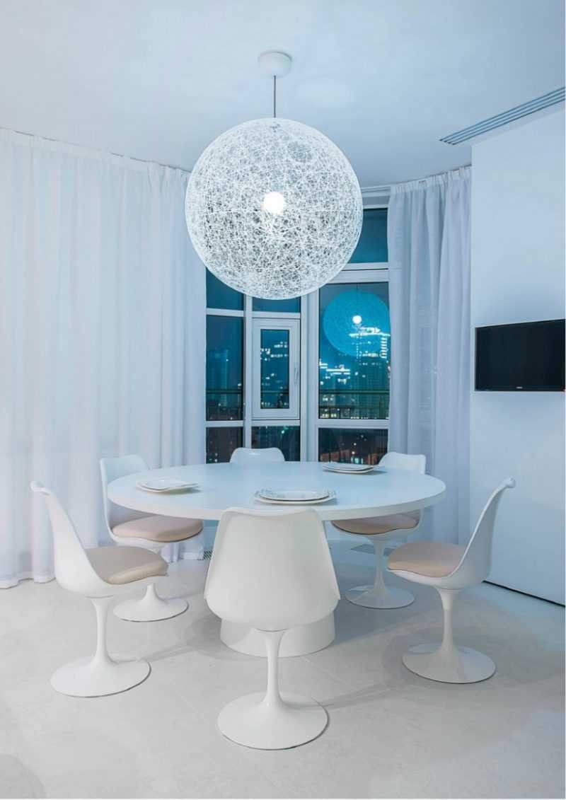 Люстра над обеденной зоной