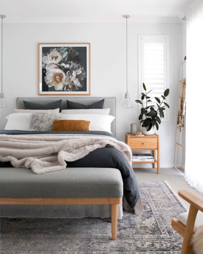 Комод рядом с кроватью