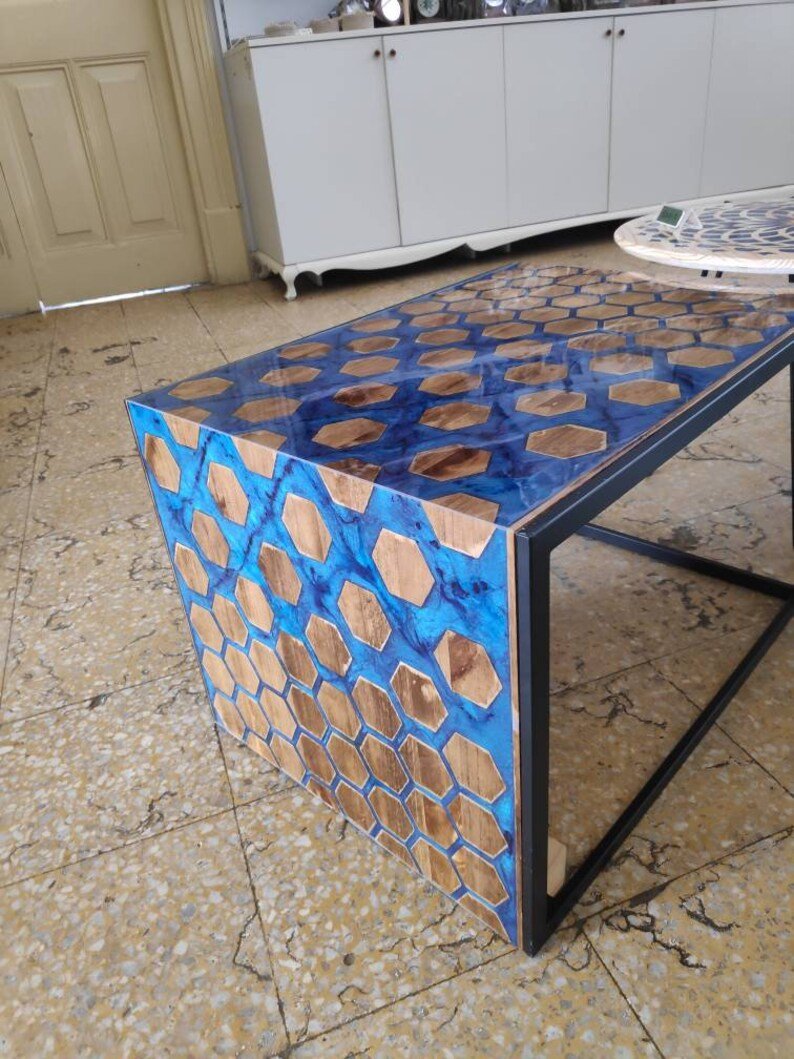 Стол сотами с эпоксидной смолой