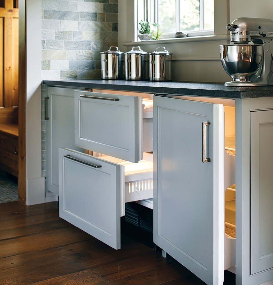 Кухня с холодильником под столешницей