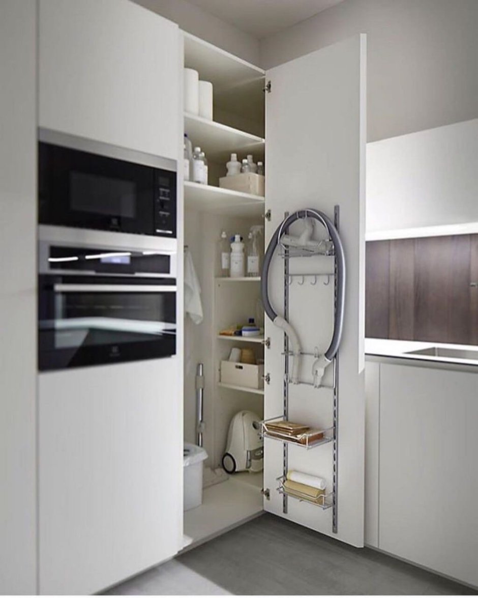 Кухня с угловым шкафом-кладовкой