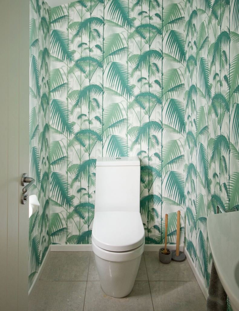 Отделка туалета в квартире обоями