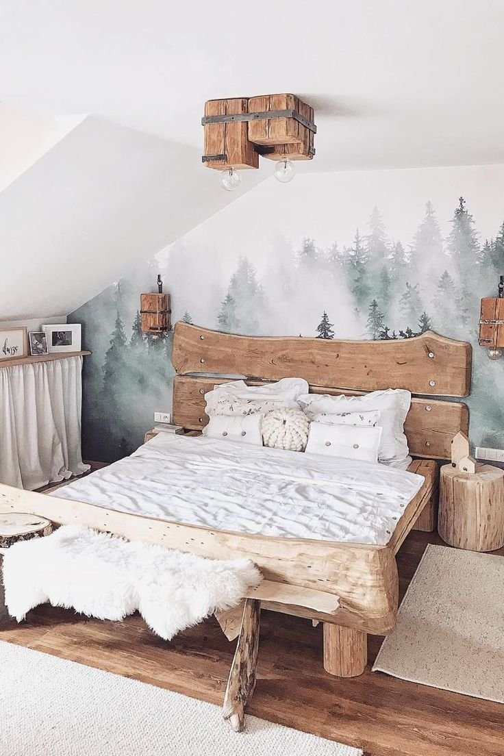 Деревянная кровать в интерьере