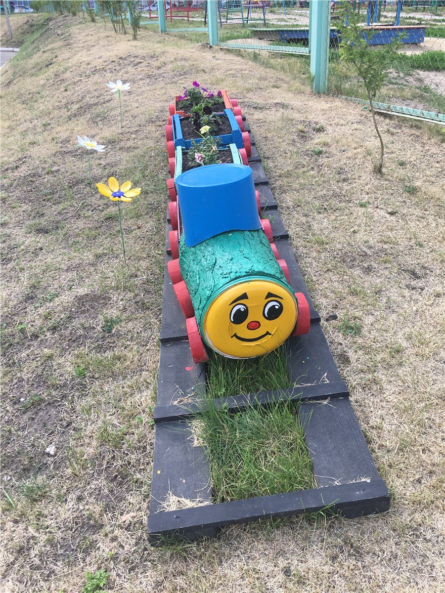 Клумба паровозик