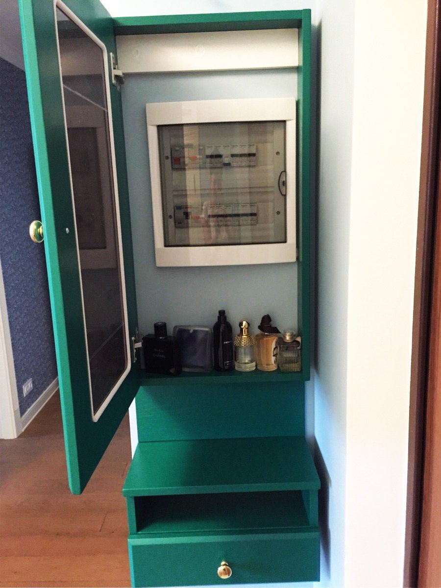 Шкафчик для щитка в прихожей