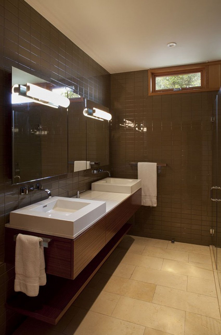 Крупная плитка в ванной