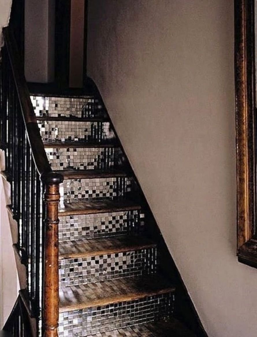 Лестница отделана мозаикой