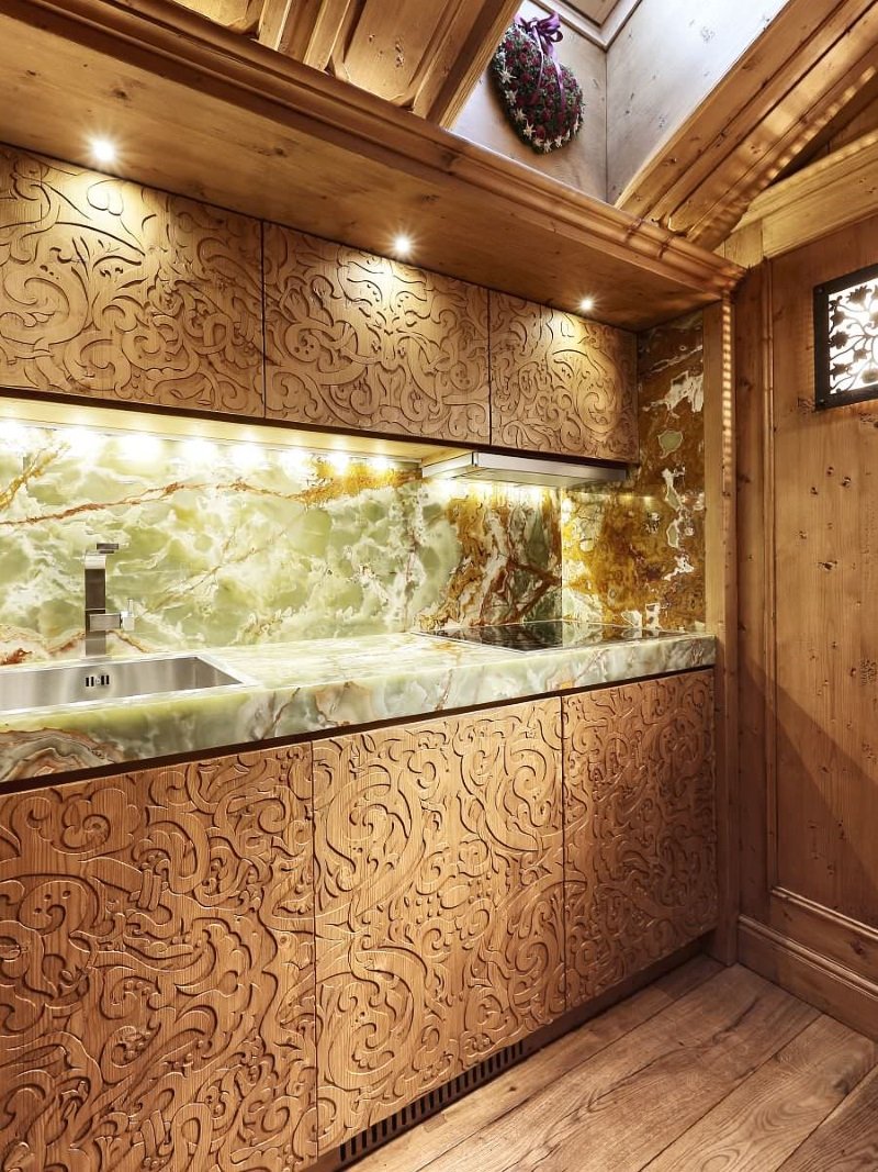 Фартук для кухни из оникса