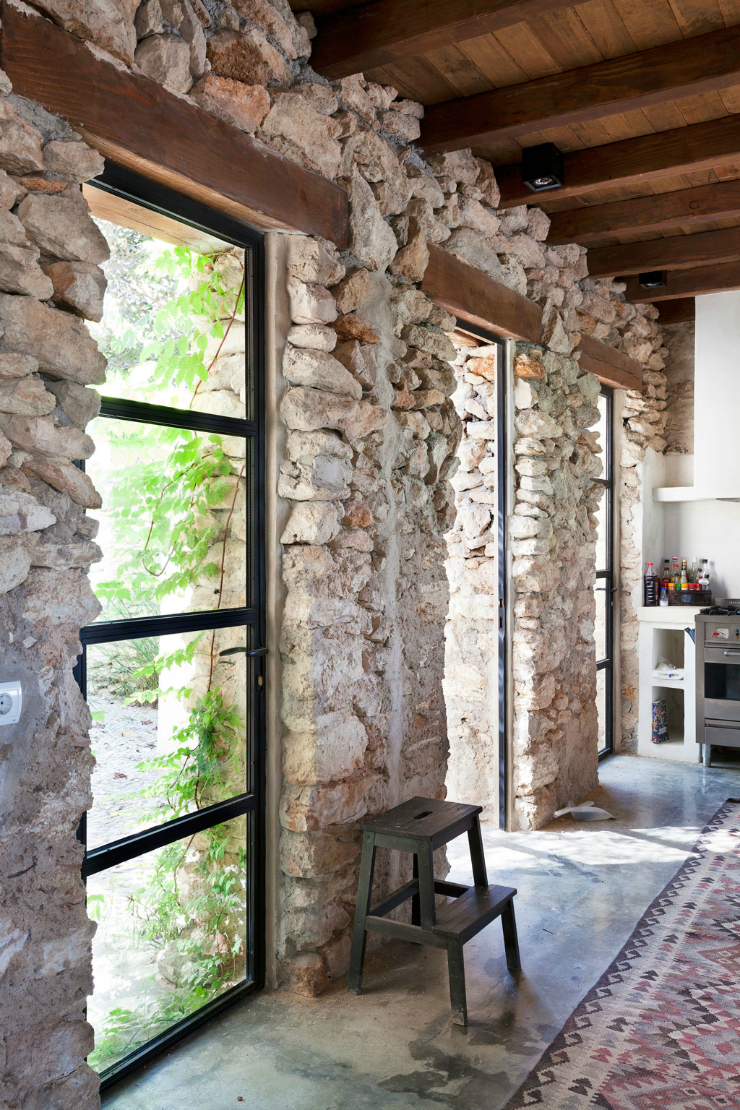 Отделка окон камнем