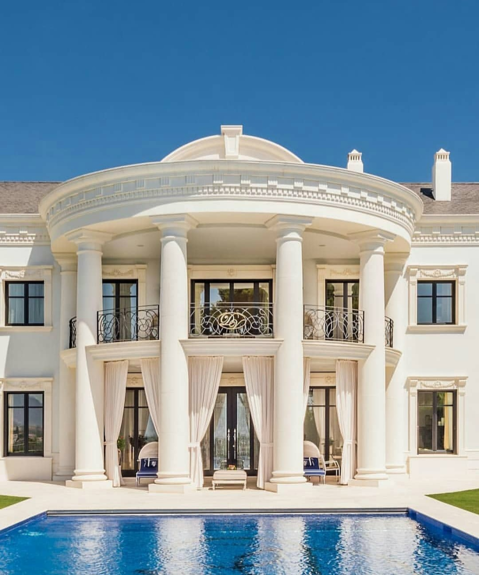 Шикарный дом с колоннами