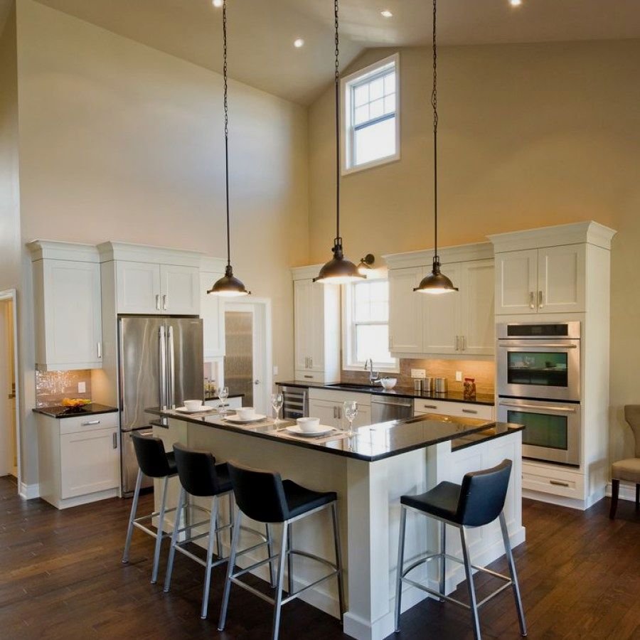 Люстра над барной стойкой